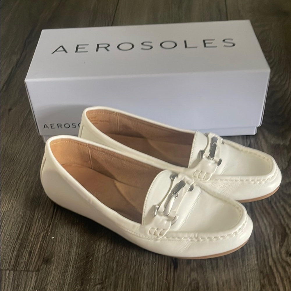 AEROSOLES White loafers